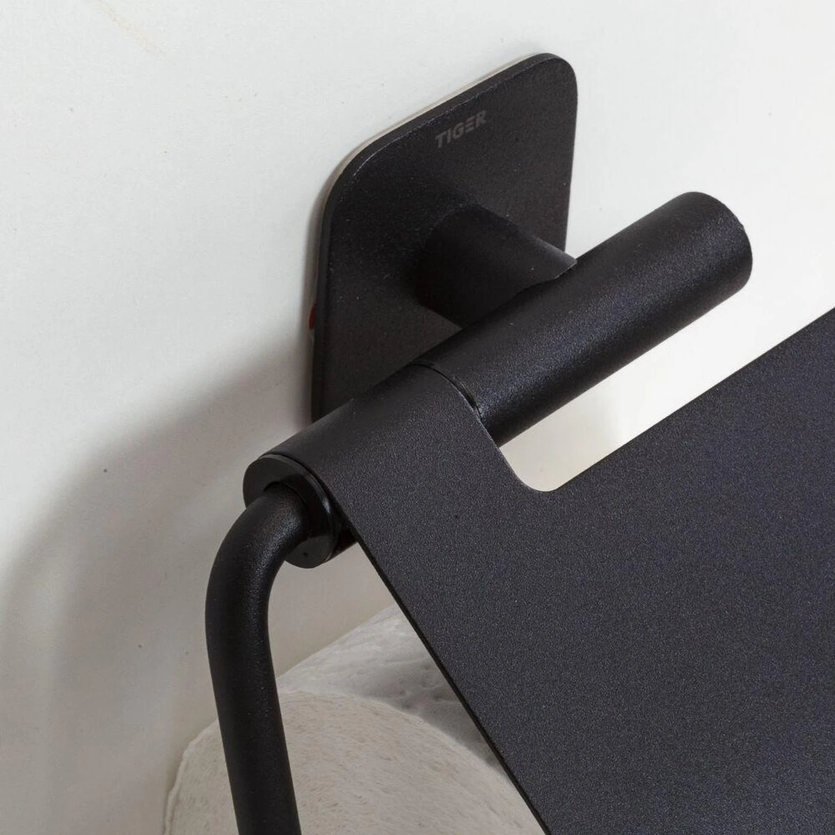 Tiger Colar - Toiletrolhouder Met Klep - Zwart - Afbeelding 5